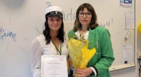 Timrås stipendiat Sofia Sjöström med socialnämndens ordförande Maritza Villanueva Contreras