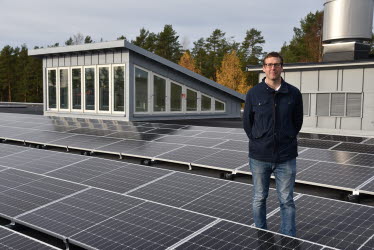 Förvaltningschefen Jan Eriksson står på ett tak med solceller.