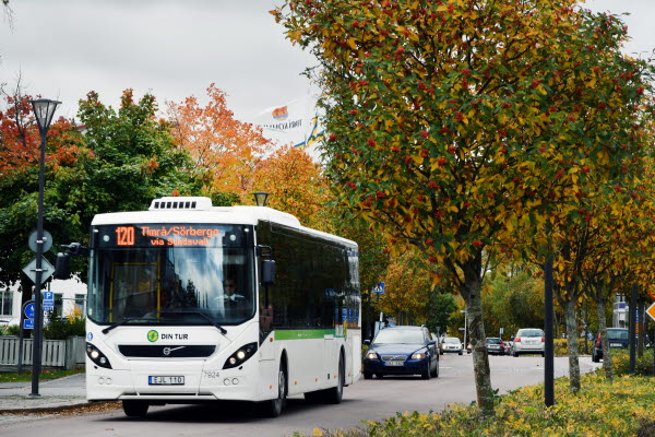 Bilden föreställer en buss som kör på Köpmangatan i Timrå. 
