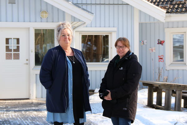 Maria Andersson och Marika Engström står utanför Älvstranden förskola och ler in i kameran.