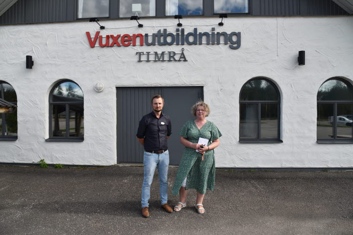 Rektor Martin Eriksson tillsammans med läraren Susanne Ersson utanför Vuxenutbildningen i Timrå.