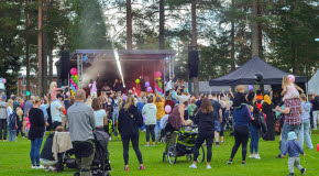 Scen med människor framför