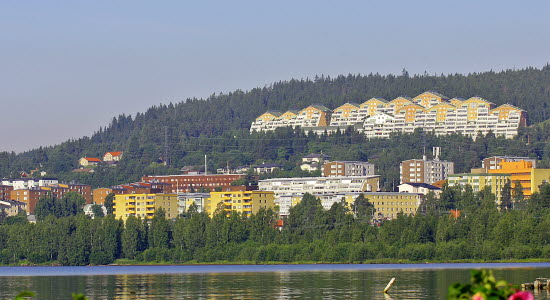 Bilden visar en vy av Timrå centrum som speglar sig i havet