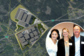 Ett flygfoto över Torsboda med en infogad skiss på den planerade fabriken samt ett fotografi i höger kant med två kvinnor och en man.