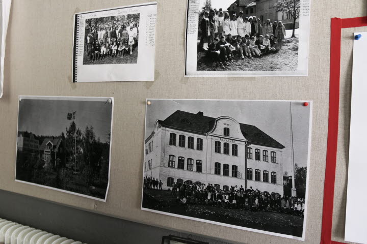 En anslagstavla med flera bilder på hur det såg ut för 100 år sedan och även några gamla skolfoton.