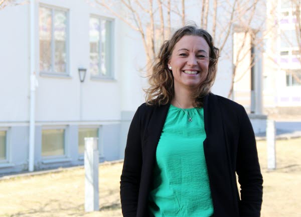 Sandra Bergström, chef för Kulturskolan, ler in i kameran när hon står utomhus. Hon har en färgglad grön blus med svart kavaj.