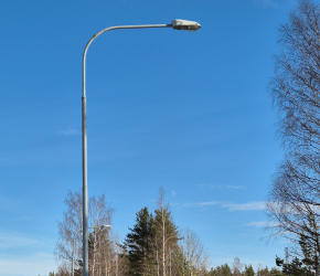 En gatubelysning efter en väg