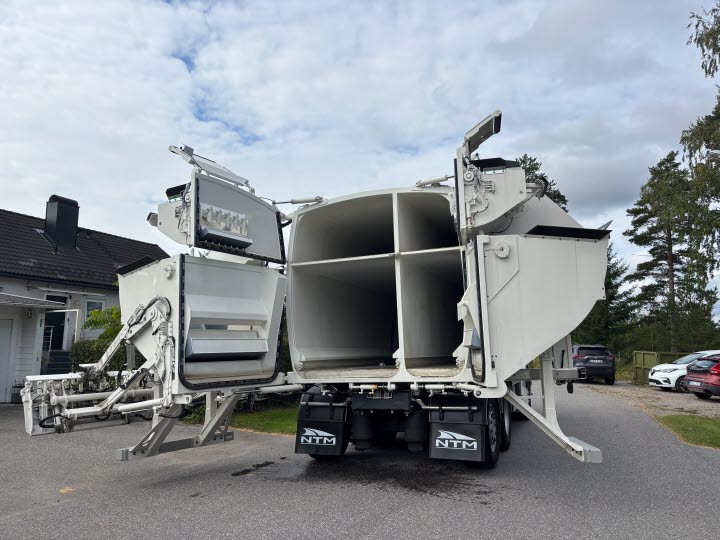 Sopbil med fyra fack för avfall