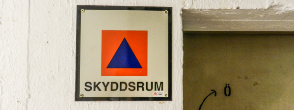 En skylt på en vägg där det står Skyddsrum
