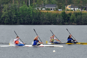 Människor paddlar kanot