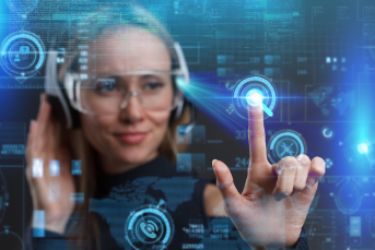 En kvinna navigerar sig fram.