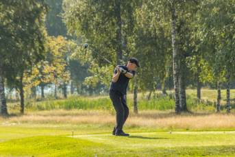 En man gör utslag på Timrå golfbana.