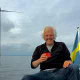 Bilden föreställer föreläsaren Willy Ociansson sittande i en båt