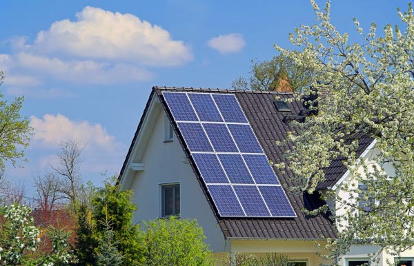 Hus med solceller på taket