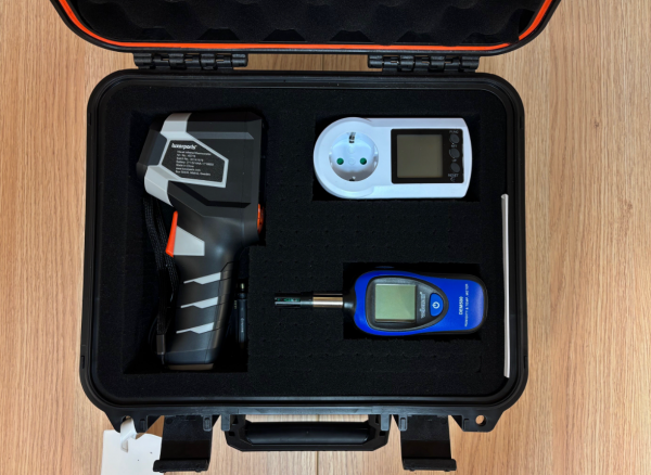 En väska med energimätande verktyg