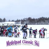 Bilden föreställer skidåkare som åker Medel Classic Ski