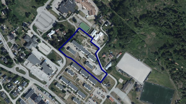 En kartbild över Söråker centrum, där en fastighet runt Bäckgatan är inramad med blå linje.