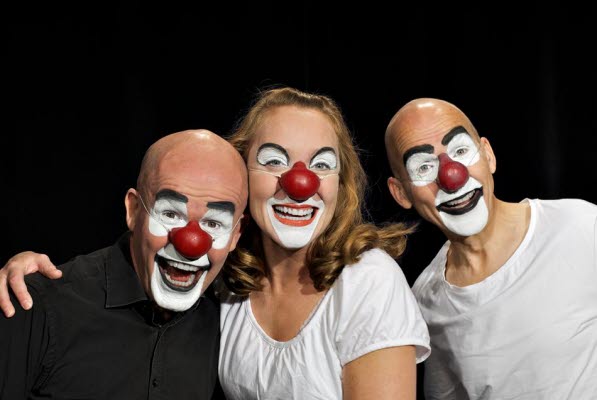 Bilden föreställer tre personer som deltar i teatern Schtunk, sminkade till clowner  