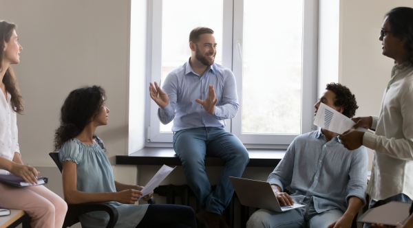 Möte i informell kontorsmiljö.