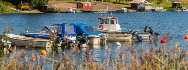 Båtar ligger förtöjda i Åstön i Timrå.