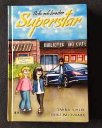 Bokomslaget till boken Bella och broder Superstar där tre tecknade personer står utanför Söråkers Folkets Hus.