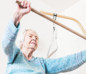 Äldre kvinna som tränar