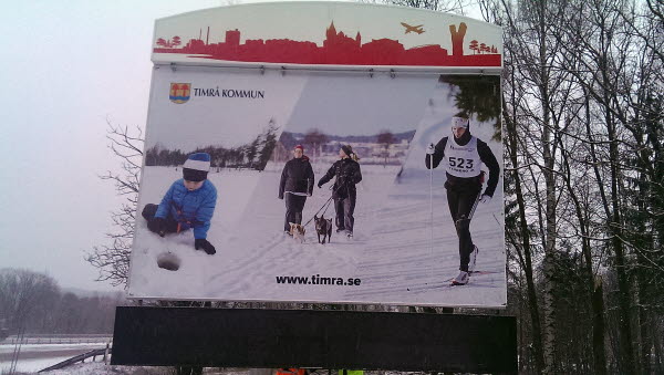 Bilden föreställer Timrå kommuns digitala infartsskylt.