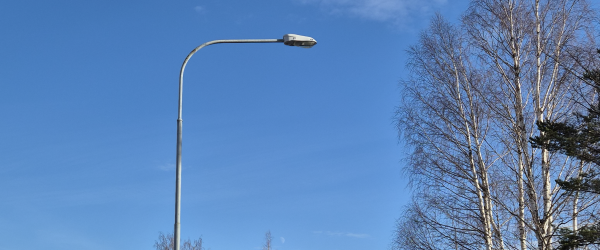 En gatubelysning efter en väg
