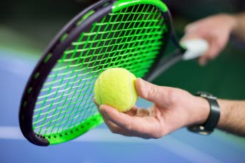 Bilden föreställer ett tennisracket och en tennisboll