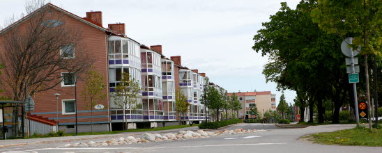 Bilden visar en vy med hus efter köpmangatan i centrala Timrå