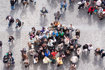 Folksamling på ett torg