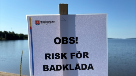 Två personer syns ute på vattnet i en uppblåsbar båt.