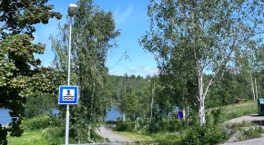 En skylt för badplats som sitter på en lyktstolpe