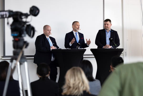 Andreas Sjölander, Stefan Dalin och Niklas Säwén står på en scen och talar.