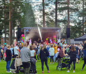 Scen med människor framför