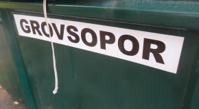 En grön container där det står "Grovsopor" med svart text på vit bakgrund.