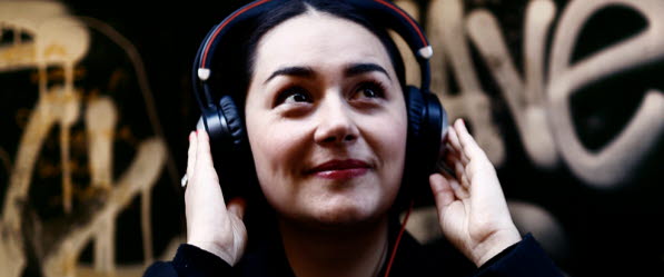 Eshaklarini yalayotgan erkaklar ishtirokidagi qattiq guruh pornosini tomosha qiling.