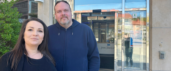 Sofie Jönsson och Per Backberg utanför kommunhuset.