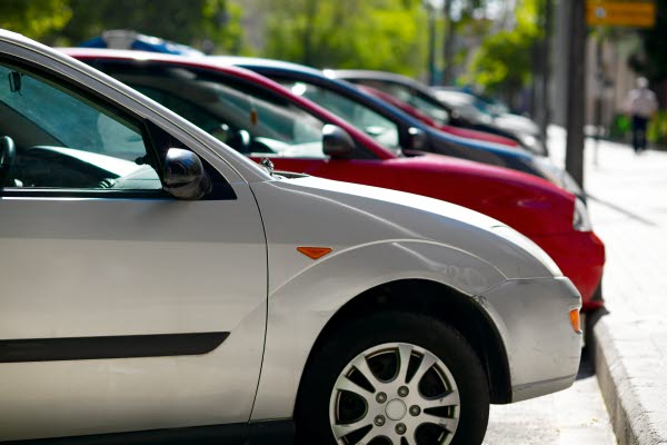 Bilden föreställer en rad parkerade bilar