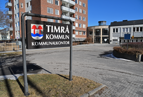 På en svart skylt utanför kommunhuset i Timrå står det Timrå kommun, kommunalkontor.
