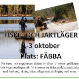 Bilden föreställer en affisch för evenemanget Jakt och fiskeläger, en person står och fiskar i vattendrag och en person sitter på en stol vid en grusväg.