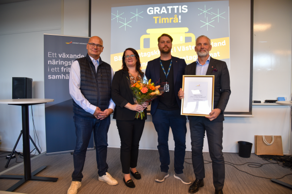 Fyra personer står uppradade på en scen.