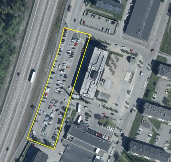 En flygbild över centrumparkeringen i Timrå