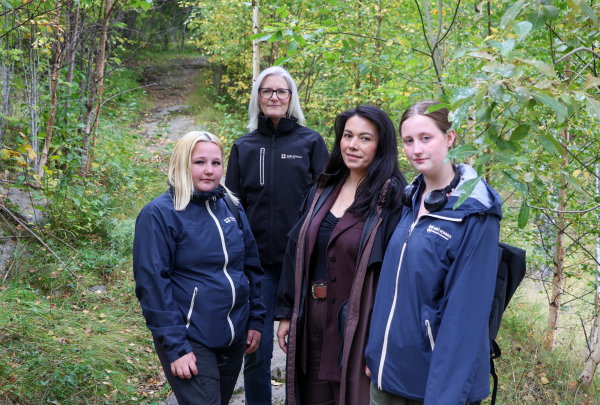 Jobb för unga. 4 personer står i naturen på en stig.