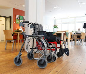 Rullator och rullstol står i ett äldreboende