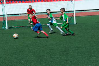 Barn som spelar fotboll