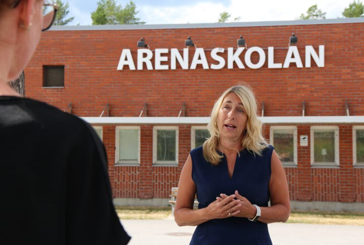 Rektor Annelie Granö-Sörell står framför Arenaskolan och berättar om satsningen.