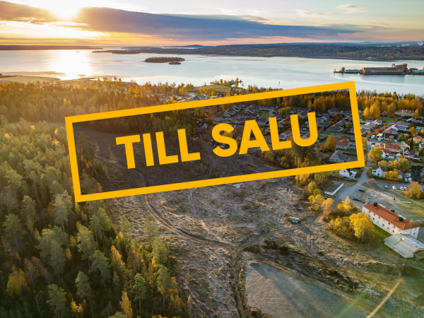 En drönarbild över området Solhöjden. På bilden finns texten Till Salu med gul text på en svart färgruta med gul ram.