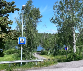 En skylt för badplats som sitter på en lyktstolpe