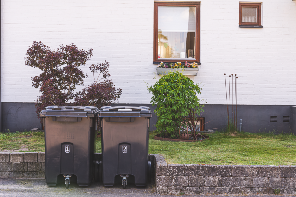 Fyrfackskärl utanför villa